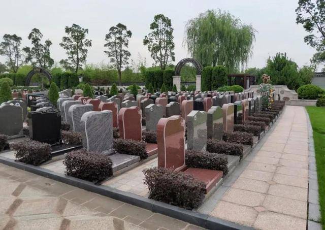 “死不起”成為現(xiàn)實(shí)！高價(jià)墓地市場(chǎng)冷清<strong></p>
<p>墓地</strong>，逝者也被“消費(fèi)降級(jí)”？:墓地